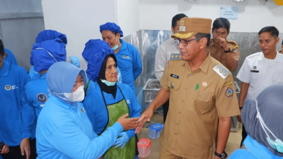 Wakil Bupati Kayong Utara Amru Chanwari sedang meninjau dapur persiapan makanan dalam program MBG. (Dok. Instagram/@prokopim.kayongutara)
