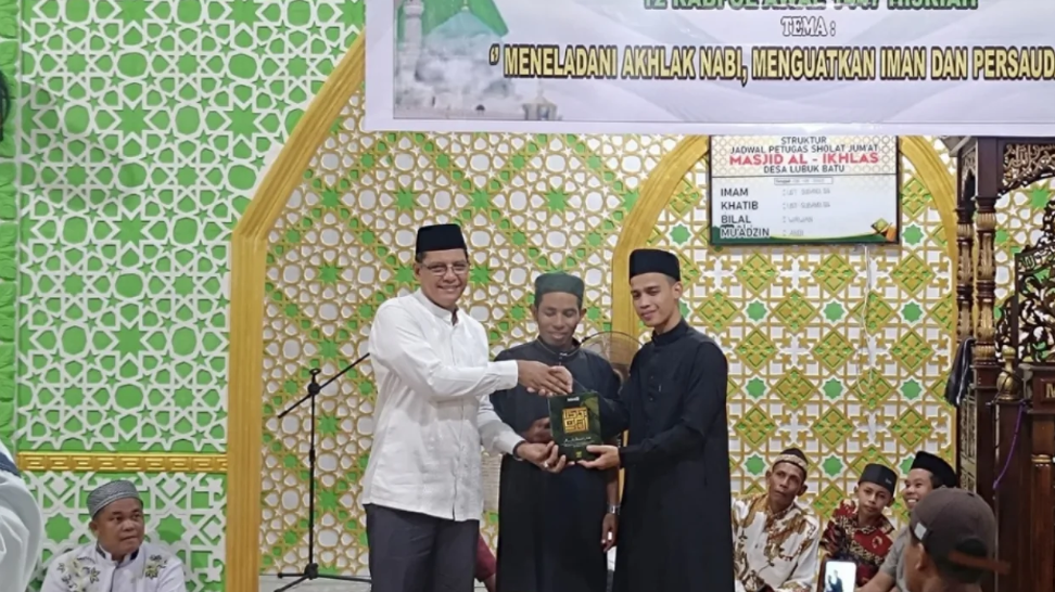 Wakil Bupati Kayong Utara, Amru Chanwari, menghadiri peringatan Maulid Nabi di Desa Lubuk Batu, Simpang Hilir. (Dok. Instagram/@prokopim.kayongutara)