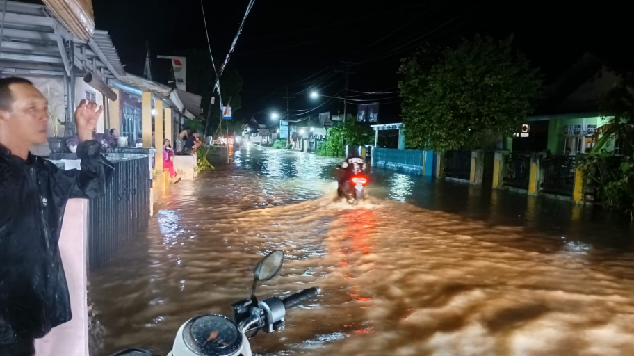 Kondisi banjir dan tanah longsor di Kabupaten Pesisir Barat, Lampung, Senin (8/9). (Dok. HO/Faktakalbar.id)