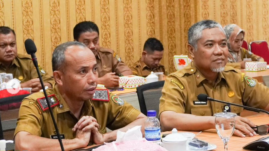 Sekretaris Daerah Kabupaten Ketapang, Repalianto, saat mengikuti Video Conference bersama Menteri Dalam Negeri. (Dok. Instagram/@prokopim_ketapang)