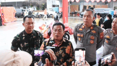 Wabup Sukiryanto membuka acara sembahyang leluhur dan tradisi bakar wangkang. (Dok. Instagram/@prokopim_kuburaya)