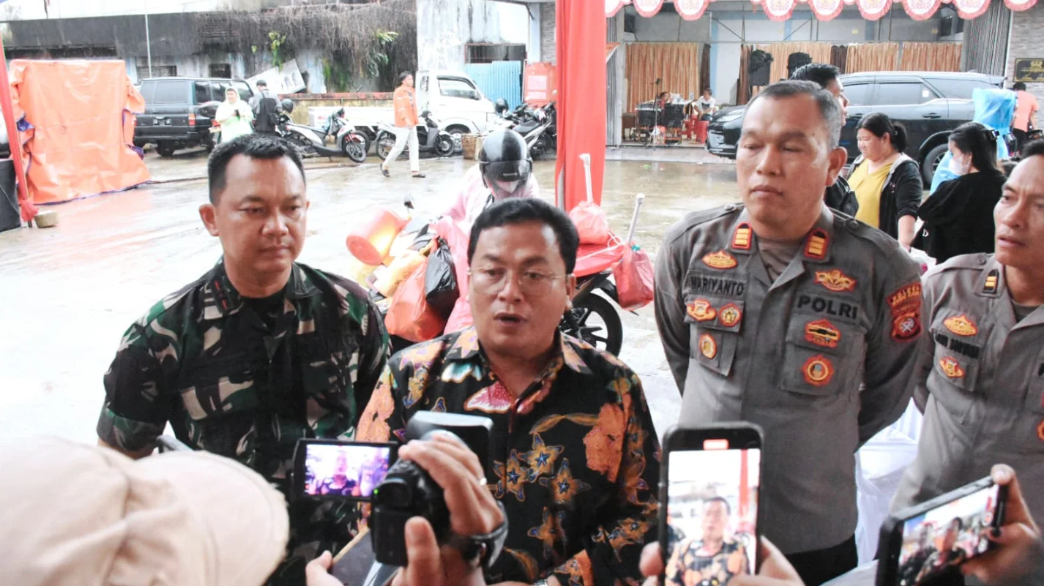 Wabup Sukiryanto membuka acara sembahyang leluhur dan tradisi bakar wangkang. (Dok. Instagram/@prokopim_kuburaya)