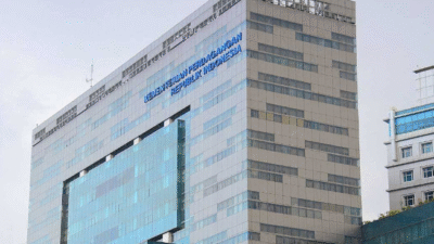 Ilustrasi - Terdakwa kasus korupsi gerobak UMKM, Bambang Widianto, saat berada di Pengadilan Tipikor setelah mendengarkan pembacaan vonis 9 tahun penjara. (Dok. Ilustrasi/Faktakalbar.id)