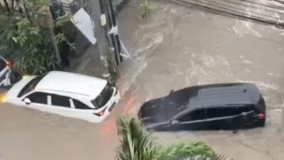 Kondisi banjir bandang di salah satu wilayah Bali, di mana air berwarna cokelat merendam rumah-rumah warga akibat curah hujan ekstrem pada Rabu (10/09/2025). (Dok. Faktakalbar.id)
