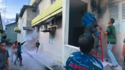 Petugas pemadam kebakaran Sanggau dengan sigap berupaya memadamkan api yang berasal dari meteran listrik di sebuah rumah di Jalan Jenderal A. Yani, Rabu (10/9/2025) sore. (Dok. Ist)