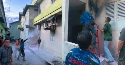 Petugas pemadam kebakaran Sanggau dengan sigap berupaya memadamkan api yang berasal dari meteran listrik di sebuah rumah di Jalan Jenderal A. Yani, Rabu (10/9/2025) sore. (Dok. Ist)