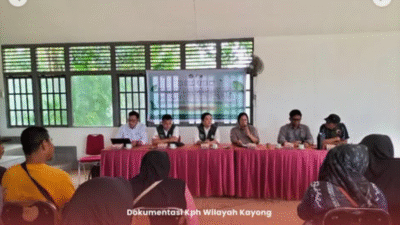 Peserta dari LPHD dan masyarakat mengikuti Bimbingan Teknis tata kelola hutan yang diselingi sesi refreshing agar suasana lebih cair dan tidak jenuh di Kecamatan Simpang Hilir. (Dok. Instagram/kph_wilayah_kayong)