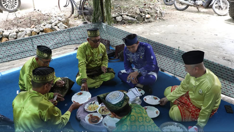 Wakil Wali Kota Singkawang, Muhammadin, saat mengikuti prosesi tradisi Tapong Tawar di Kelurahan Roban. (Dok. Instagram/@prokopimsingkawang)