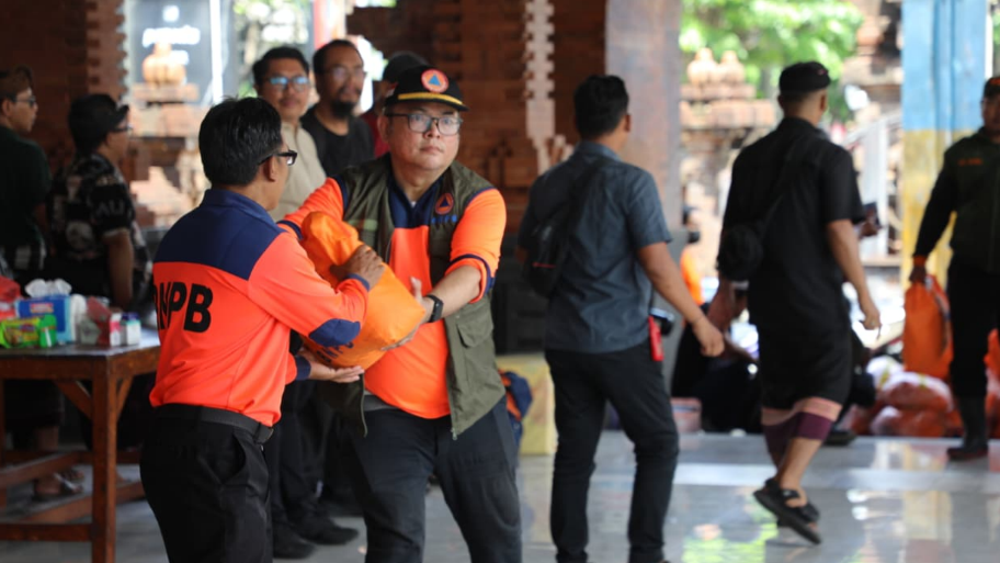 Kepala Badan Nasional Penanggulan Bencana (BNPB) Suharyanto meninjau langsung kondisi warga terdampak banjir di salah satu pos pengungsian di Denpasar dan memastikan kebutuhan logistik mereka terpenuhi. (Dok. HO/Faktakalbar.id)