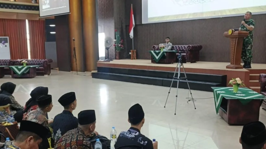 Kolonel Ckm Wicaksono saat menyampaikan materi wawasan kebangsaan di hadapan mahasiswa baru Itekes Muhammadiyah Pontianak. (Dok. Instagram/@kodamtanjungpura)