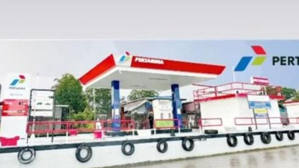 SPBU terapung yang menyalurkan bbm subsidi kepada masyarakat yang membutuhkan. (Dok. Faktakalbar.id)
