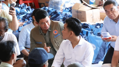 Wapres Gibran Rakabuming bersama Kepala BNPB Suharyanto berdialog dengan warga terdampak banjir di pos pengungsian di Bali. (Dok. HO/Faktakalbar.id)