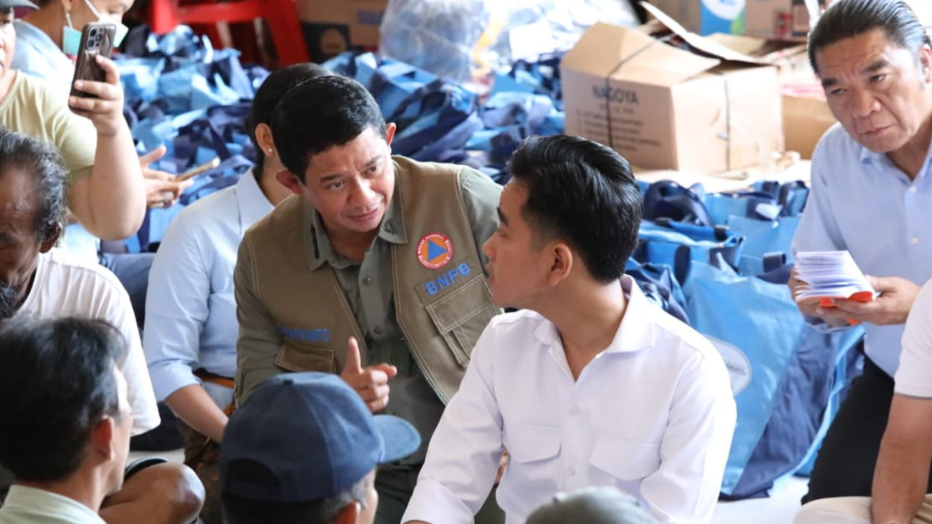 Wapres Gibran Rakabuming bersama Kepala BNPB Suharyanto berdialog dengan warga terdampak banjir di pos pengungsian di Bali. (Dok. HO/Faktakalbar.id)