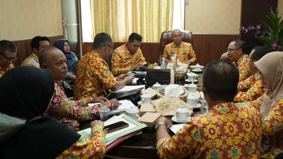 Sekda Ketapang, Repalianto, memimpin rapat terkait Rancangan Perbup BLUD di ruang rapat. (Dok. Instagram/@prokopim_ketapang)