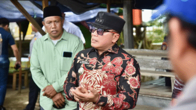 Bupati Kubu Raya Sujiwo (kanan) saat meninjau kondisi Pelabuhan Penyeberangan Rasau Jaya-Pinang Luar. (Dok. Instagram/@prokopim_kuburaya)