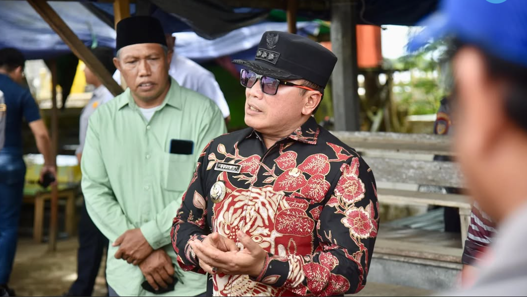 Bupati Kubu Raya Sujiwo (kanan) saat meninjau kondisi Pelabuhan Penyeberangan Rasau Jaya-Pinang Luar. (Dok. Instagram/@prokopim_kuburaya)