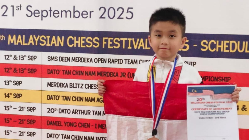 Edrick Ricardo Edvin, pecatur junior berusia delapan tahun asal Kalimantan Barat, berhasil meraih medali perunggu di kejuaraan catur internasional "Dato Tan Cin Nam Age Group Chess Championship" di Kuala Lumpur, Malaysia, mengharumkan nama Indonesia. (Dok. HO/Faktakalbar.id)
