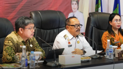 Bupati Sanggau, Yohanes Ontot, dan Wakil Bupati Sanggau, Susana Herpena, dalam sebuah pertemuan. Keduanya terlihat memberikan pernyataan dukungan untuk pembentukan Pos Bantuan Hukum (Posbankum) di desa dan kelurahan. (Dok. Instagram/@diskominfosanggau)