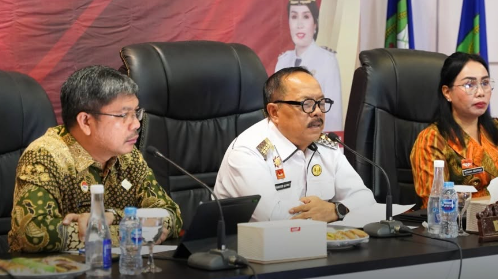 Bupati Sanggau, Yohanes Ontot, dan Wakil Bupati Sanggau, Susana Herpena, dalam sebuah pertemuan. Keduanya terlihat memberikan pernyataan dukungan untuk pembentukan Pos Bantuan Hukum (Posbankum) di desa dan kelurahan. (Dok. Instagram/@diskominfosanggau)
