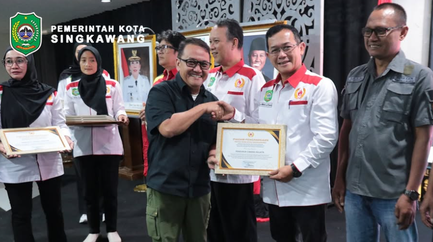 Dwi Putra Sumarna, sedang memberikan arahan di hadapan para atlet dan jajaran pengurus KONI, menunjukkan dukungan pemerintah kota terhadap dunia olahraga. (Dok. Instagram/@prokopimsingkawang)