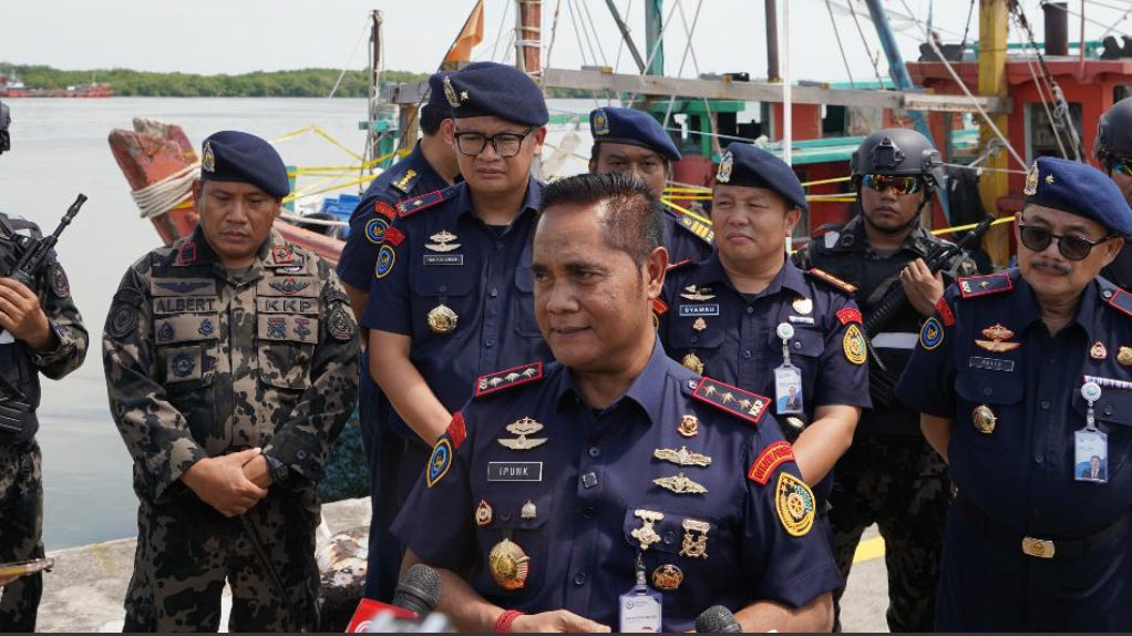 KKP mengungkap kronologi pembakaran speedboat saat operasi penertiban trawl di perairan Pesisir Selatan, Sumatera Barat. (Dok. HO/Faktakalbar.id)