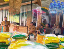 Bupati Sambas Satono Turun Langsung Pantau Gerakan Pangan Murah di Tebas, Harga Beras Didiskon Jadi Rp40 Ribu