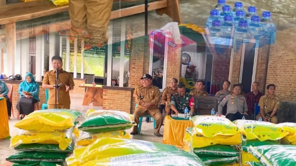 Bupati Sambas, Satono, meninjau Gerakan Pangan Murah di Tebas, di mana 5 ton beras SPHP dijual seharga Rp40 ribu per 5 kg berkat diskon dari Bupati dan Kapolres. (Dok. Instagram/@prokompim_sambas)