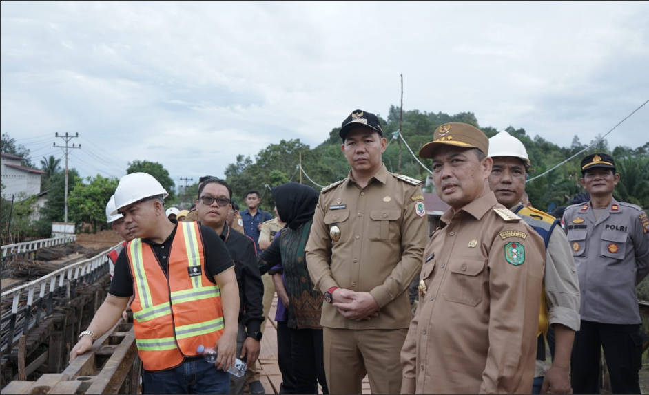 Gubernur Kalbar Ria Norsan meninjau proyek Jembatan Sejiram-Semitau di Kapuas Hulu. (Dok. HO/Faktakalbar.id)