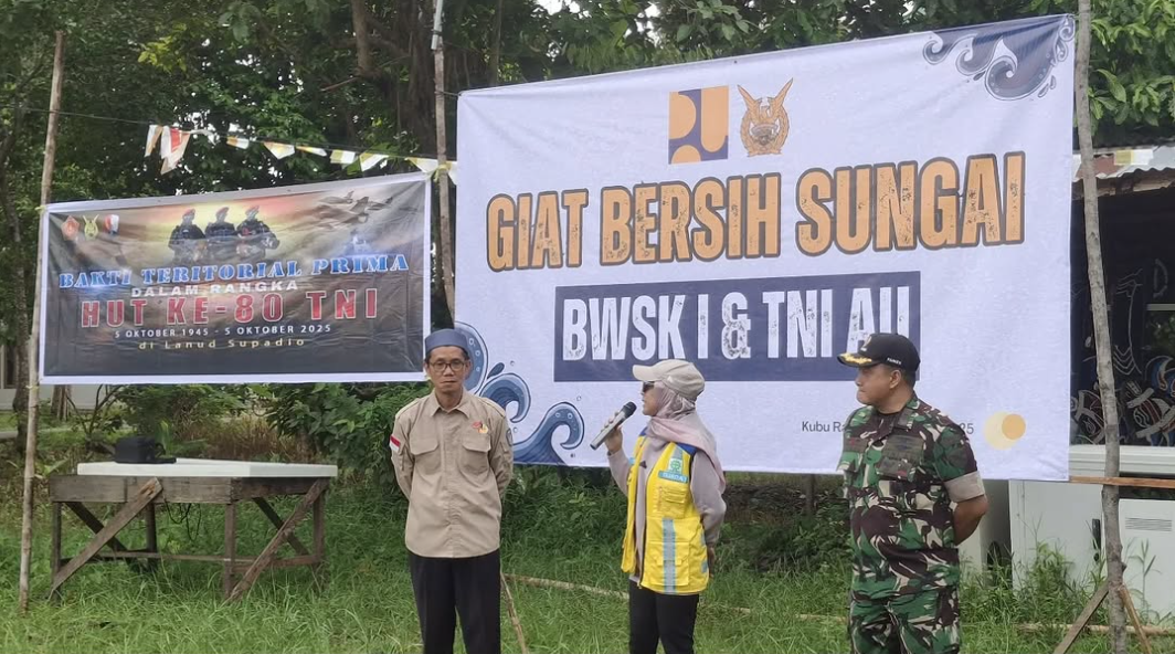 Bakti sosial pembersihan sungai di Desa Kuala Dua yang dilakukan oleh Lanud Supadio bersama masyarakat dan dinas terkait untuk memperingati HUT ke-80 TNI. (Dok. Instagram/@lanud_supadio)