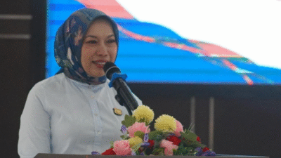 Kepala Kejaksaan Tinggi (Kejati) Kalimantan Barat dan Kepala Kanwil Direktorat Jenderal Pajak (DJP) Kalimantan Barat sedang menandatangani perjanjian kerja sama untuk memperkuat sinergi penegakan hukum dan optimalisasi penerimaan negara. (Dok. HO/Faktakalbar.id)