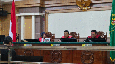 Momen krusial di Pengadilan Negeri Singkawang saat majelis hakim menjatuhkan vonis 15 tahun penjara terhadap terdakwa kasus narkoba, Sugeng Prayetno. (Dok. Faktakalbar.id)