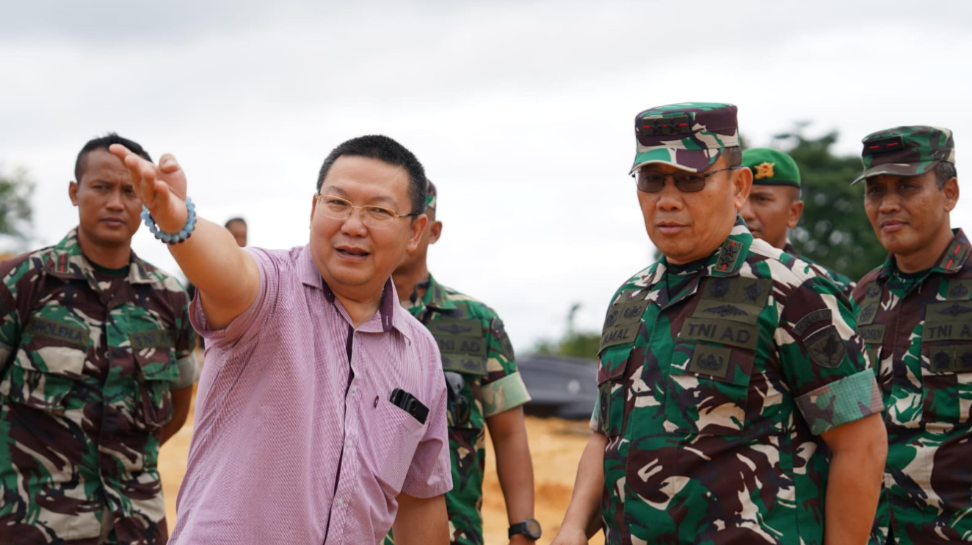 Pangdam XII/Tpr Mayjen TNI Jamalullael berinteraksi dengan prajurit Batalyon Infanteri Teritorial Pembangunan 833/Bumi Daranante saat kunjungan kerja di Sanggau. (Dok. HO/Faktakalbar.id)