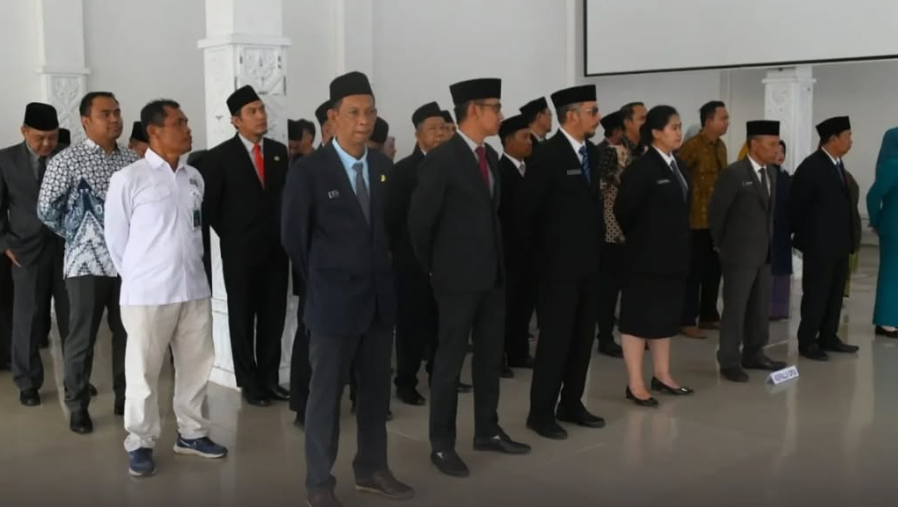 Bupati Kayong Utara, Romi Wijaya, resmi melantik 10 Pejabat Pimpinan Tinggi Pratama sebagai upaya memperkuat birokrasi. (Dok. Instagram/@prokopim.kayongutara)