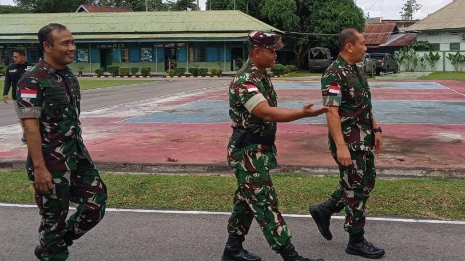 Pangdam XII/Tpr Mayor Jenderal TNI Jamallulael disambut Komandan Kodim 1204/Sanggau Letkol Kav Slamet Purwanto saat kunjungan kerja. (Dok. HO/Faktakalbar.id)