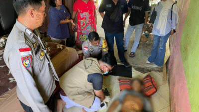 Petugas mengevakuasi jenazah seorang pria yang meninggal mendadak di Sanggau. (Dok. HO/Faktakalbar.id)