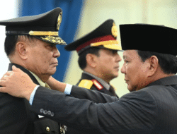 Presiden Prabowo Anugerahkan Pangkat Jenderal Kehormatan kepada Djamari Chaniago dan Ahmad Dofiri