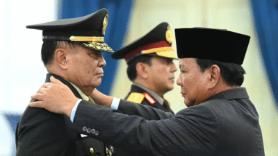 Presiden Prabowo Subianto menyematkan pangkat kehormatan kepada Djamari Chaniago dan Ahmad Dofiri. (Dok. Instagram/@sekretariat.kabinet)
