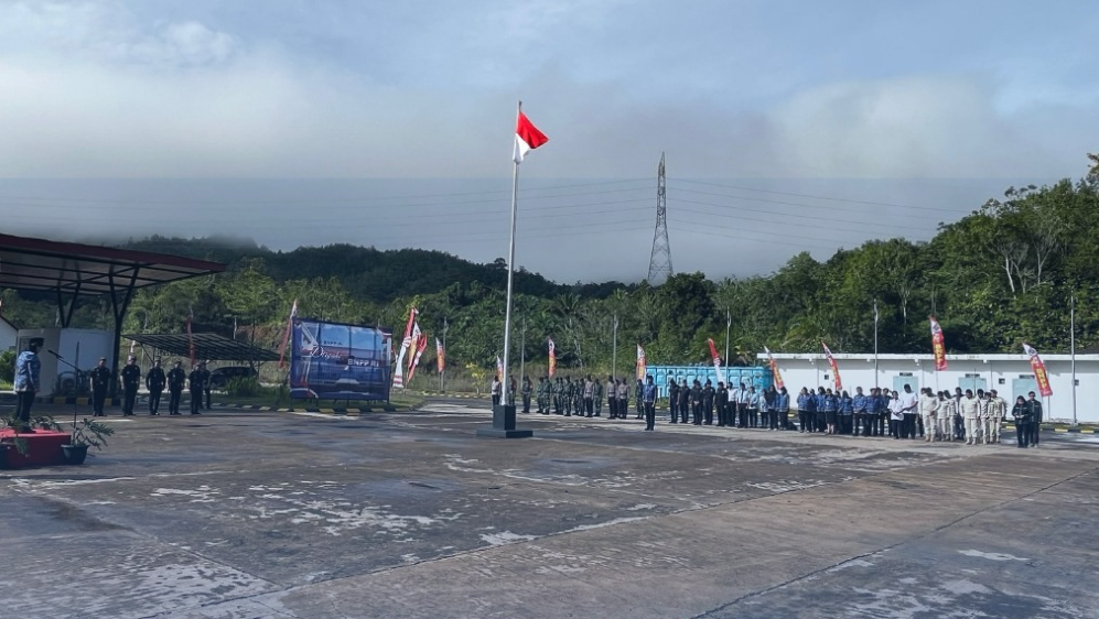 Upacara bendera peringatan HUT ke-15 BNPP di PLBN Jagoi Babang. (Dok. Instagram/@plbn.jagoibabang)