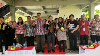 Wakil Bupati Landak, Erani, sedang memberikan sambutan dalam acara pembukaan World Cleanup Day (WCD) 2025 di Universitas Katolik Santo Agustinus Hippo. (Dok. Instagram/@diskominfo_landak)