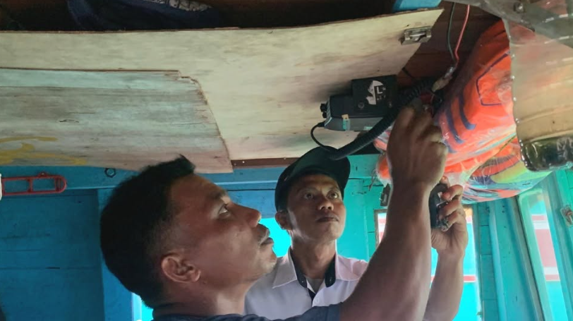 Petugas Kesyahbandaran PPP Teluk Batang sedang memeriksa dokumen kapal nelayan KM. Cahaya Satai 01. (Dok. Instagram/@ppp_telukbatang)