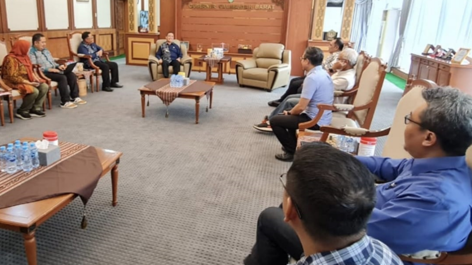 Pengurus Formajakon berjabat tangan dengan Gubernur Kalbar saat audiensi di kantor gubernur. (Dok. HO/Faktakalbar.id)