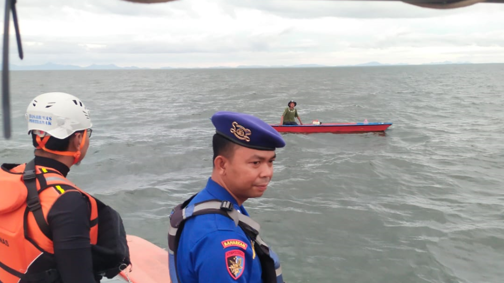 Detik-Detik Nelayan Zulkarnain Terdampar di Perairan Muara Pawan sebelum Diselamatkan Polairud dan Basarnas Ketapang. (Dok. Sat Polairud Ketapang)