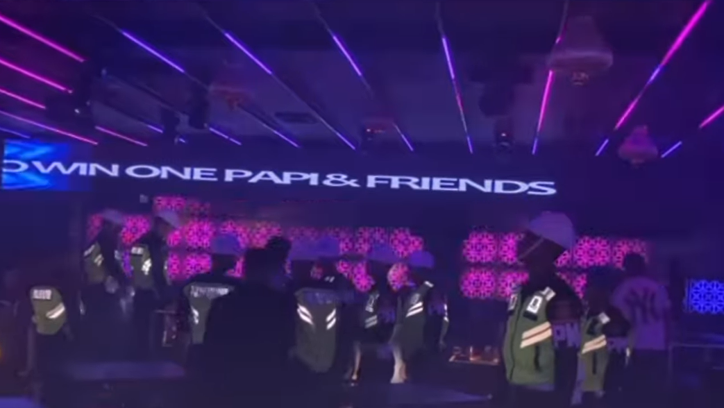 Petugas Polisi Militer Kodam (Pomdam) XII/Tanjungpura sedang melakukan razia di sebuah tempat hiburan malam di Pontianak. (Dok. Ist)