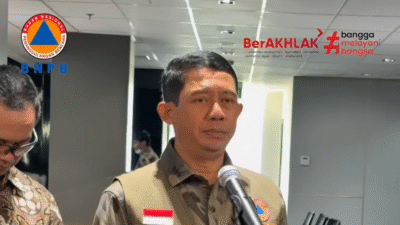 Kepala BNPB Suharyanto sedang memberikan keterangan pers, menjelaskan tentang perbedaan data gempa yang terjadi di Nabire, Papua Tengah. (Dok. Instagram/@bnpb_indonesia)