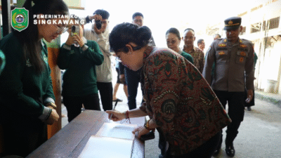 Wali Kota Singkawang, Tjhai Chui Mie, membuka Bazar Vegetarian di Sekolah Maitreya. (Dok. Instagram/@prokopimsingkawang)