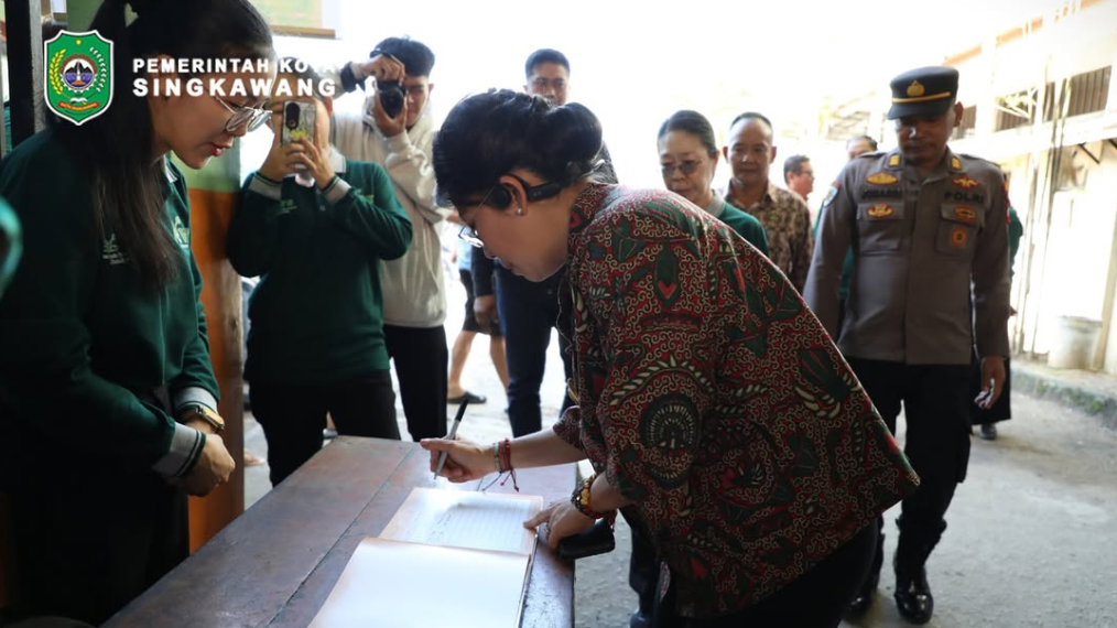 Wali Kota Singkawang, Tjhai Chui Mie, membuka Bazar Vegetarian di Sekolah Maitreya. (Dok. Instagram/@prokopimsingkawang)