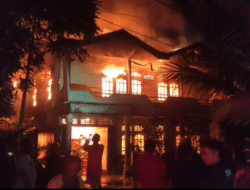 Kebakaran di Ketapang Malam Ini, Tim Damkar Berupaya Padamkan Api di Dekat Pengadilan Negeri