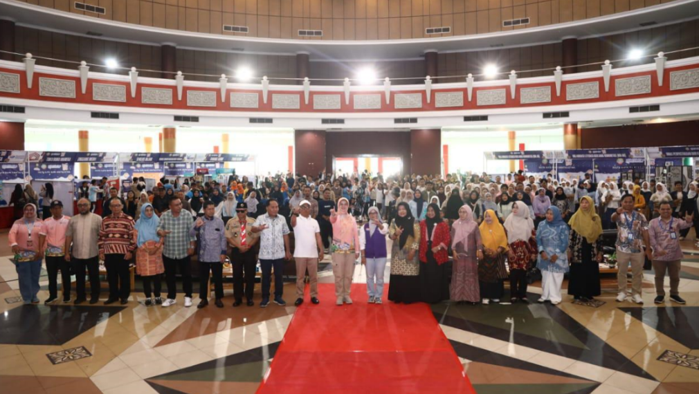 Foto bersama tamu dan peserta pembukaan Ponti Lite Fest 2025 di Gedung PCC. (Dok. HO/Faktakalbar.id)