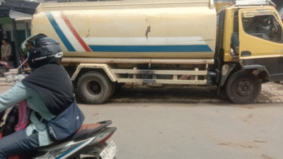 Polisi melakukan olah TKP kecelakaan maut yang menewaskan seorang mahasiswa akibat terlindas truk tangki di Jalan Perdamaian, Kubu Raya. (Dok. HO/Faktakalbar.id)