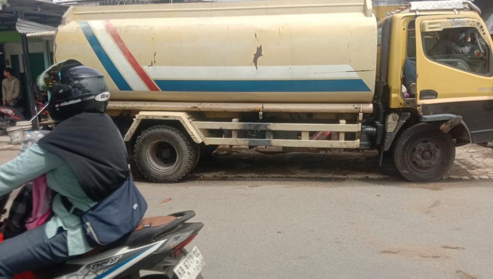 Polisi melakukan olah TKP kecelakaan maut yang menewaskan seorang mahasiswa akibat terlindas truk tangki di Jalan Perdamaian, Kubu Raya. (Dok. HO/Faktakalbar.id)